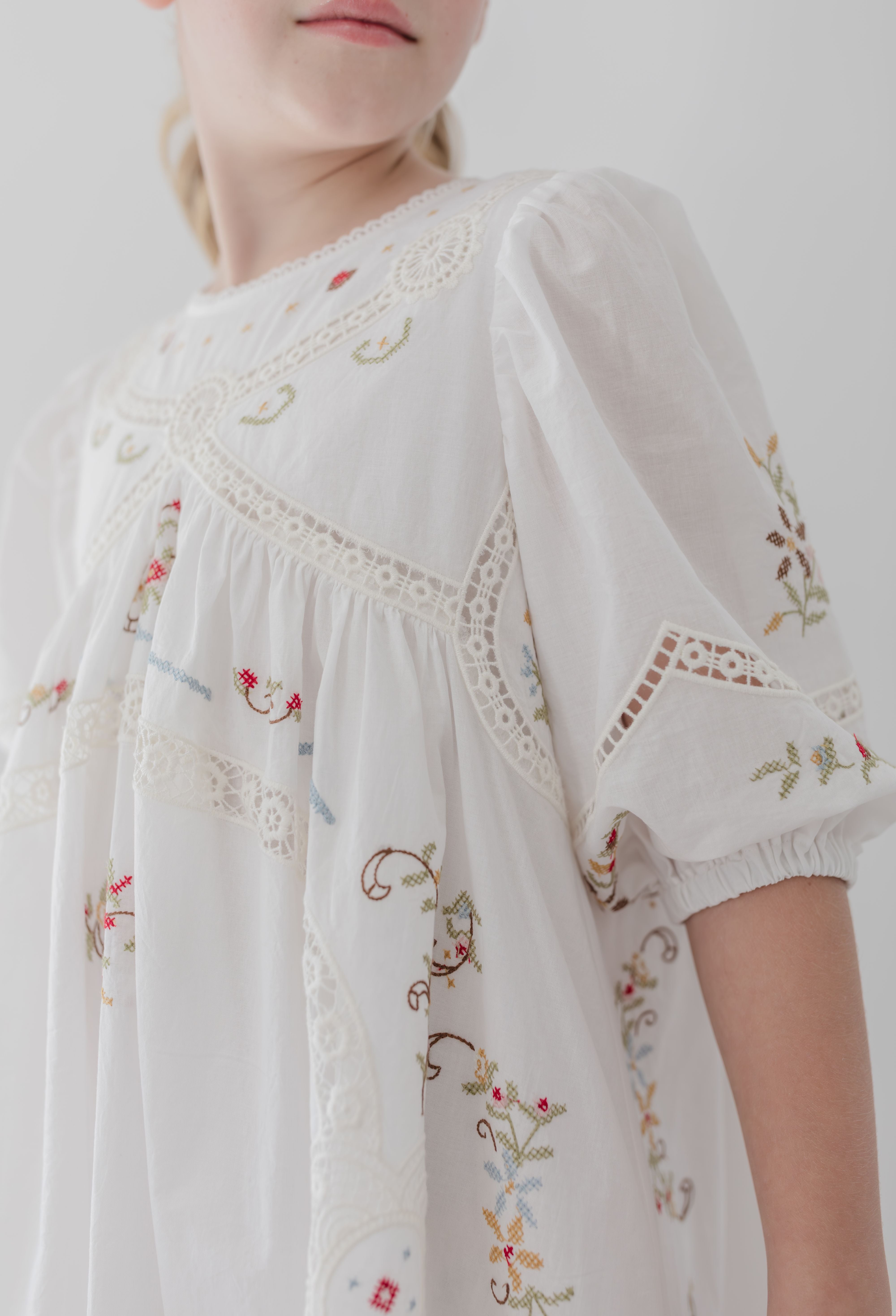 Petite Amalie White Cross Stitch Elbow Sleeve Dress 1380 / 7y Petite Amalie White Cross Stitch Elbow Sleeve Dress 1380 / 7y
